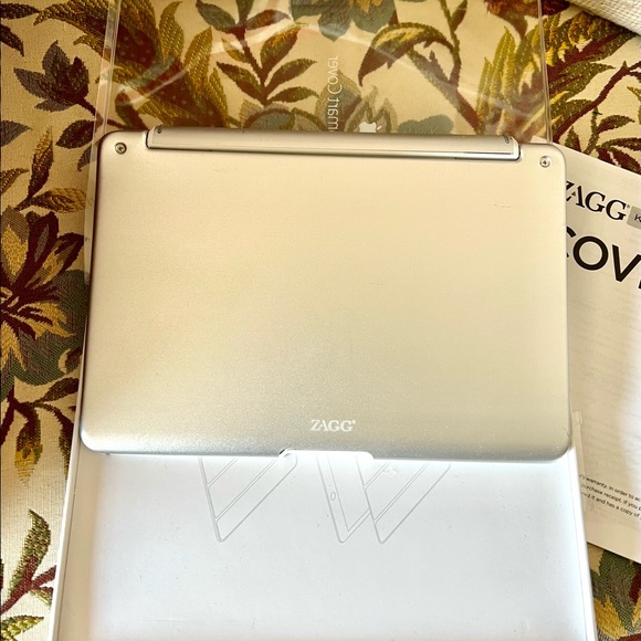 Like new - Zagg iPad Mini Smart Cover Keyboard - Picture 5 of 6